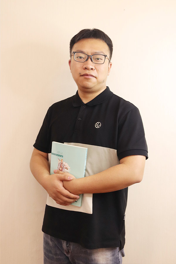洛川杨斌 本科学历，毕业于西安航空学院